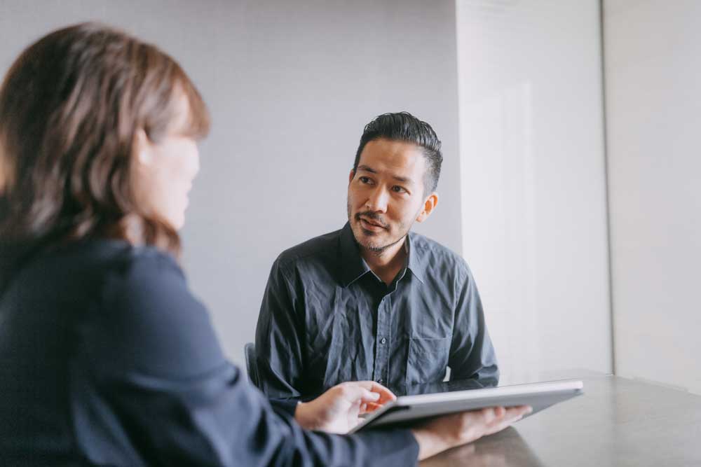 Man och en kvinna på ett hembesök för att prata om solceller